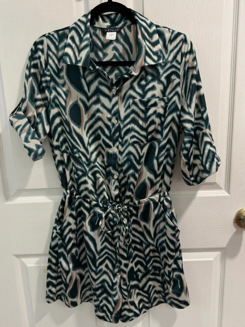 NWOT Venus Green & Cream Abstract Zebra/Chevron like print Romper. Size M